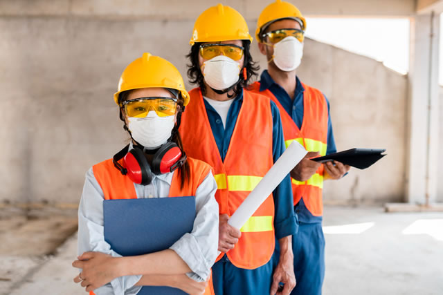 TRABALHADORES COM EQUIPAMENTOS DE PROTEÇÃO